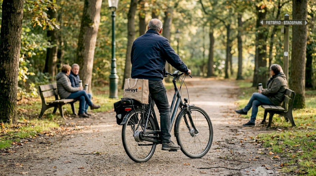 Een vrouw maakt een fietstocht op haar e-bike door een Belgisch park.