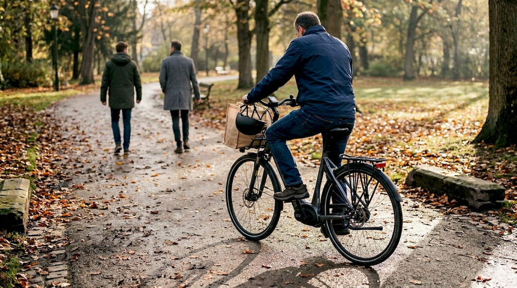 Man stapt op zijn speed pedelec bij het fietspad in het stadspark