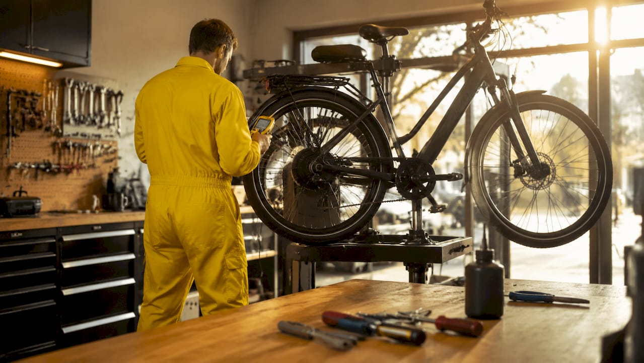Een fietsenmaker inspecteert een stadsfiets