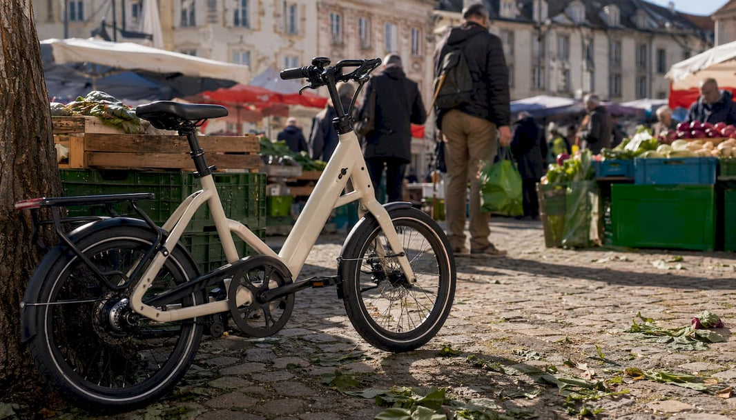 Een compacte stadsfiets gezien van achteren, midden in de stad.