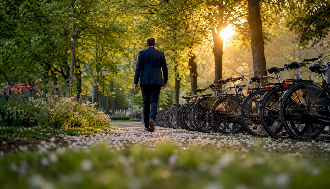 Man bij fietsenstalling op bedrijventerrein