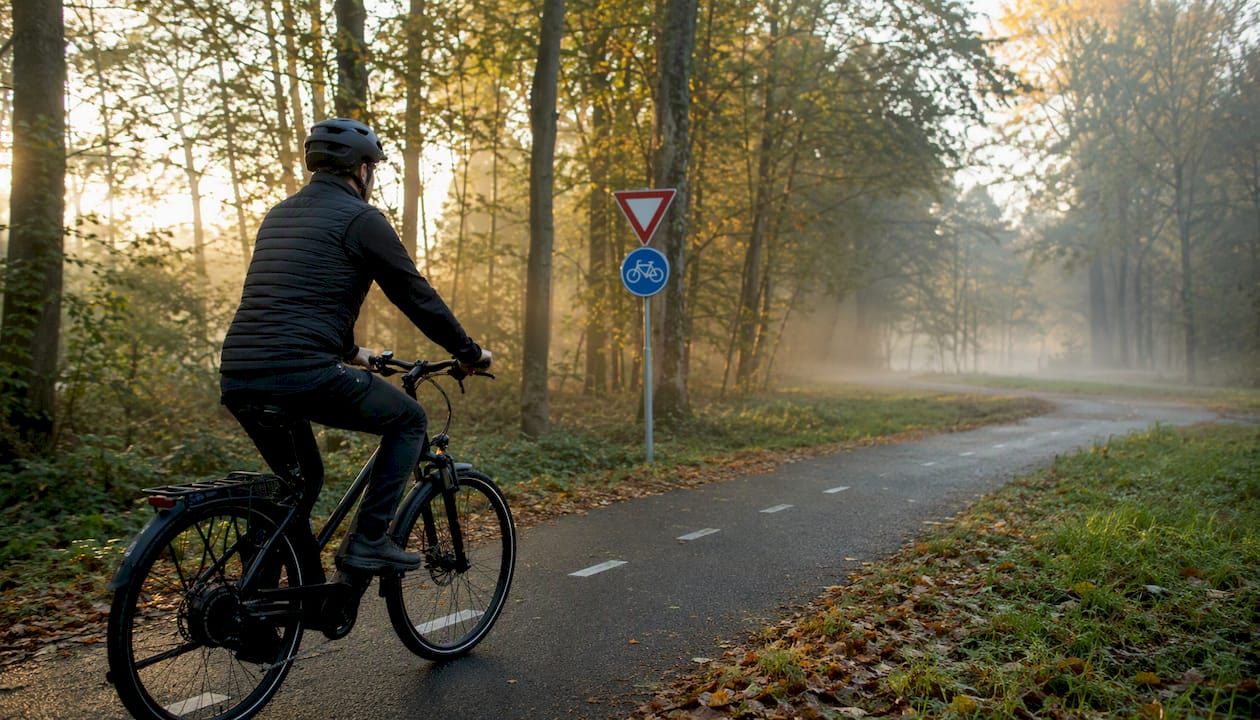 Man fietst ontspannen over een goed afgescheiden fietspad.