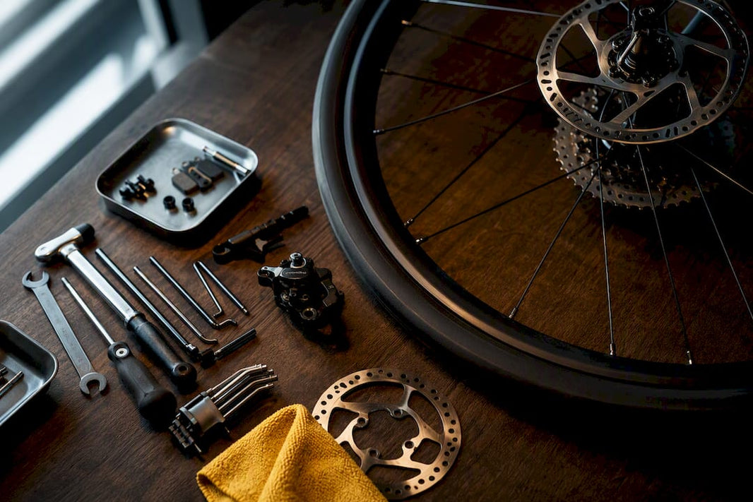 Close-up van een fietsreparatie met gereedschap en achterwiel