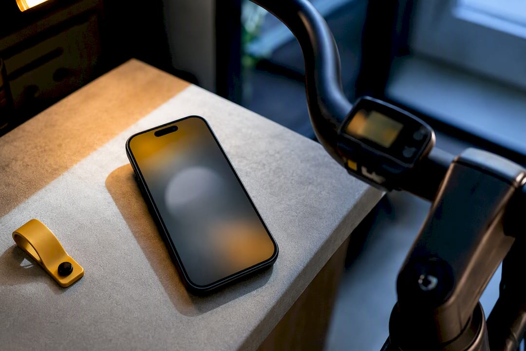 Smartphone gebruiken naast de fietsbediening tijdens een firmware-update