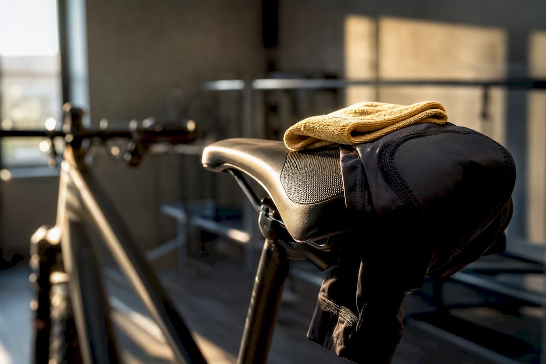 Deel van een e-bike zadel in de fietsenstalling