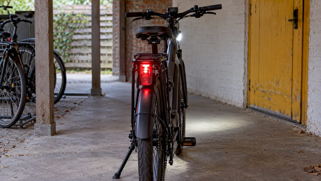 E-bike voorzien van voor- en achterverlichting