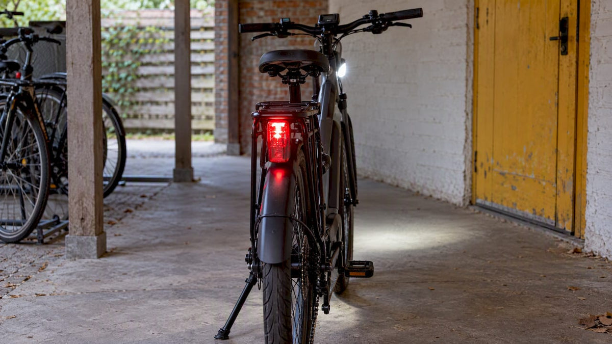 E-bike voorzien van voor- en achterverlichting