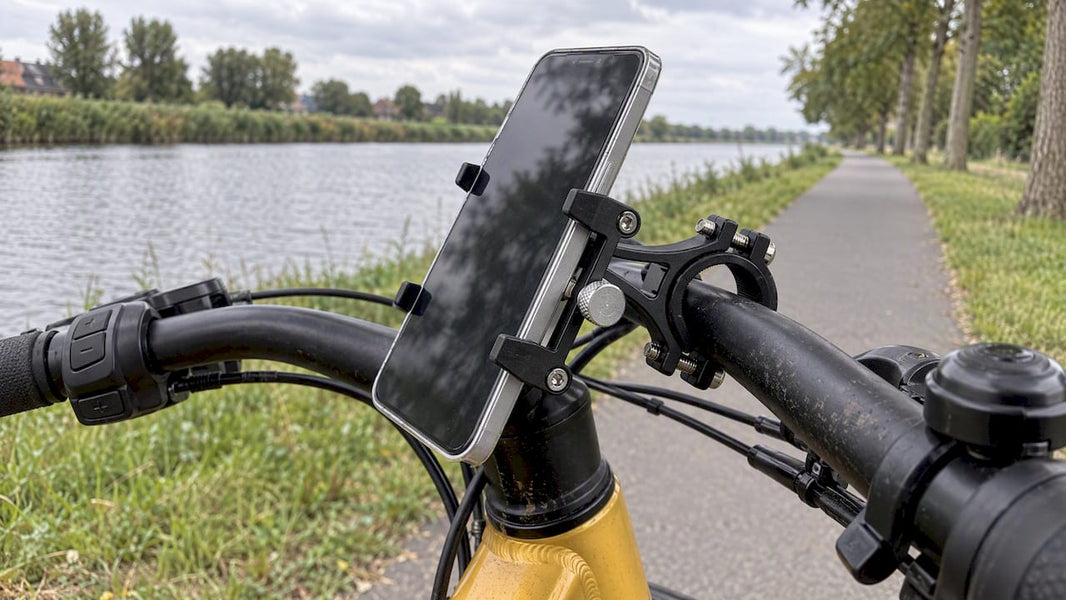 Mirage-telefoonhouder bevestigd aan het stuur van een e-bike