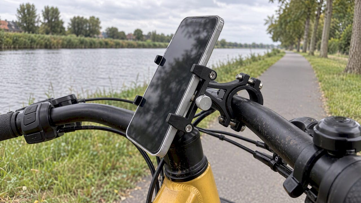 Mirage-telefoonhouder bevestigd aan het stuur van een e-bike