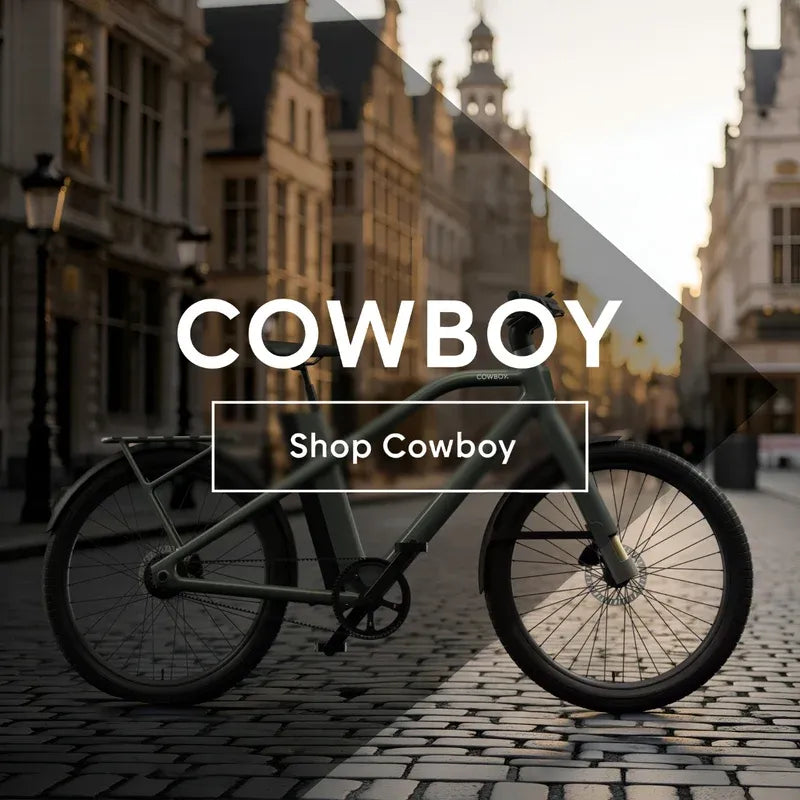 Cowboy e-bike op kasseien in een historische straat, bekijk de Cowboy collectie