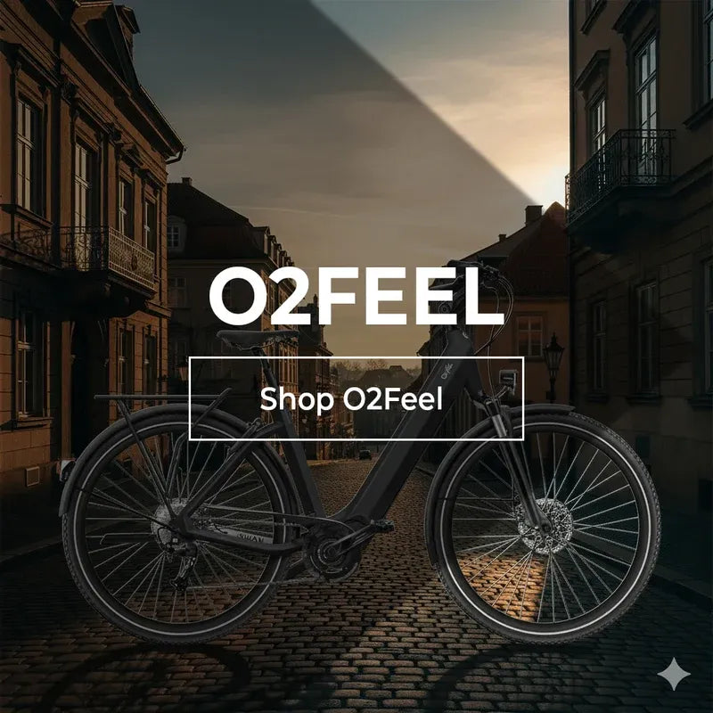O2Feel e-bike in een smalle straat bij zonsondergang, bekijk de O2Feel collectie